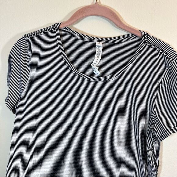 Lululemon Love Crew Short Sleeve Shirt Black White Striped Women's 6 - Picture 2 of 8